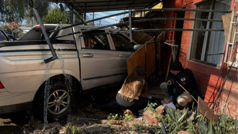 Camioneta terminó incrustada en una casa de Puente Alto: conductor habría ido a exceso de velocidad