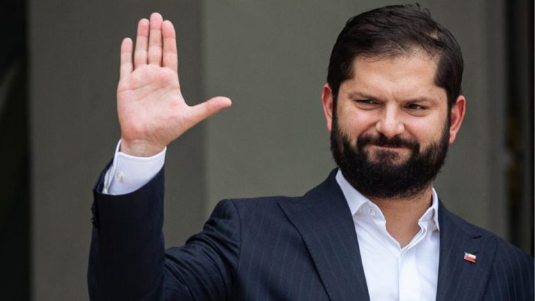 Boric cuestiona embargos a deudores del CAE y rechazo al levantamiento del secreto bancario