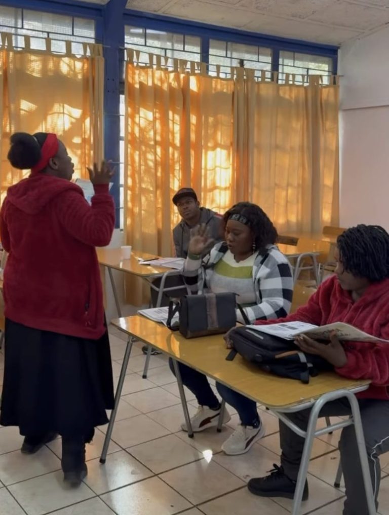 Curso básico de español para población haitiana fortalece la integración en Puente Alto