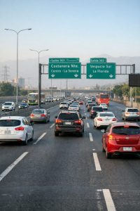Autos en una carretera con carteles