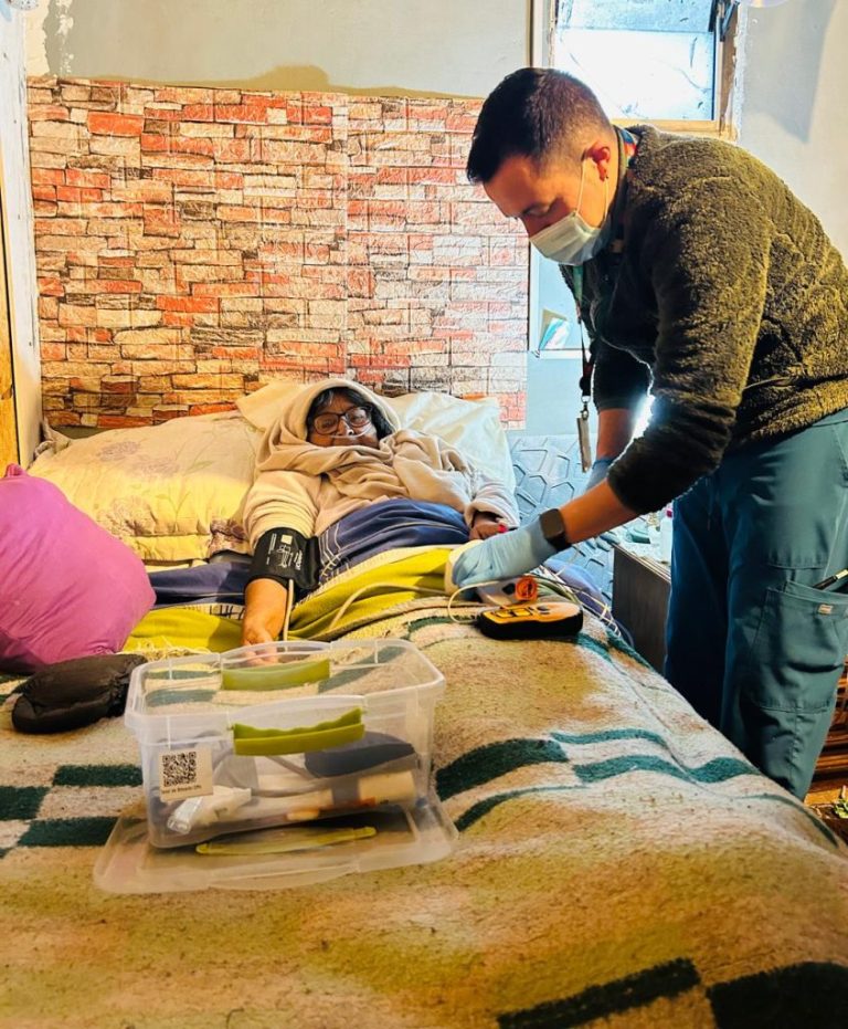 Dirección de Salud despliega visitas domiciliarias a pacientes electrodependientes por las lluvias en Puente Alto
