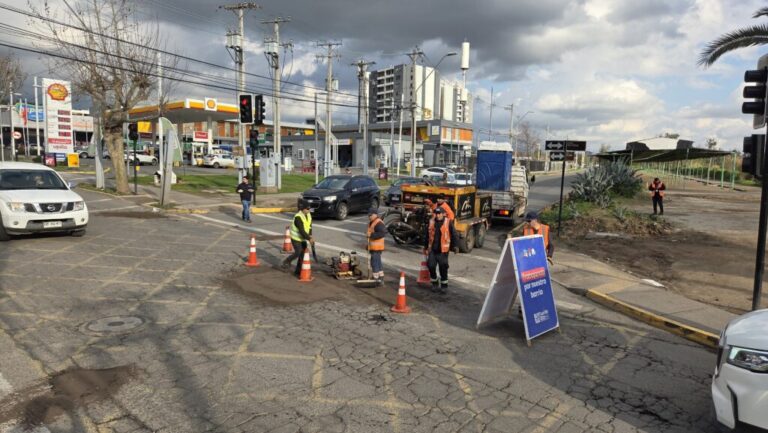 Tras viral petición por TikTok Municipalidad de Puente Alto reparó baches en Diego Portales tras denuncias de vecinos