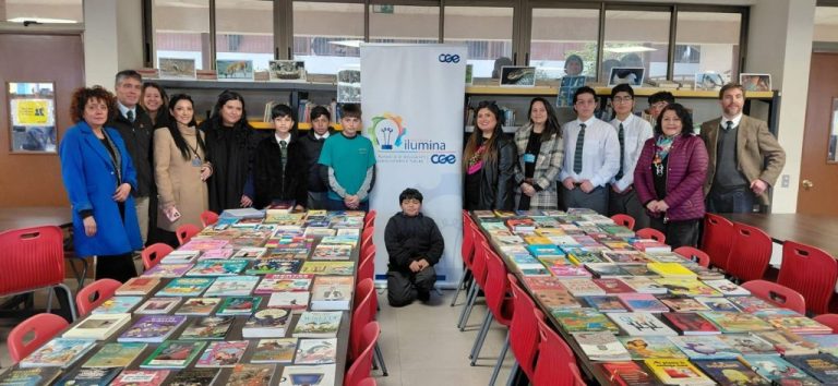 CGE entrega más de 800 libros y un álbum literario a estudiantes del Colegio Puente Maipo