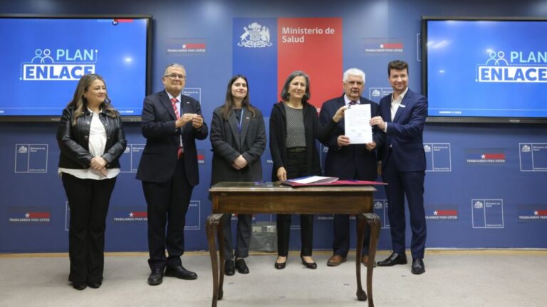 La Araucana se suma a Plan Enlace del Ministerio de Salud para contribuir a reducir listas de espera Firma del convenio de La Araucana y el Ministerio de Salud por el Plan Enlace para reducir listas de espera