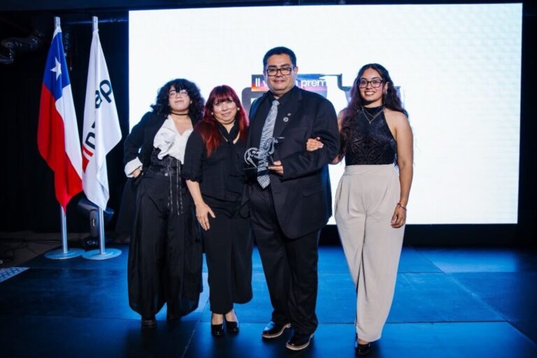 Docente del Colegio Industrial Las Nieves recibe premio por su trayectoria