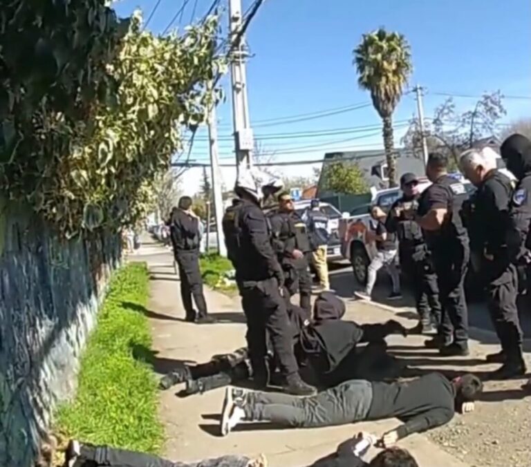 Detienen a cuatro menores tras violento asalto a local de telefonía en Puente Alto