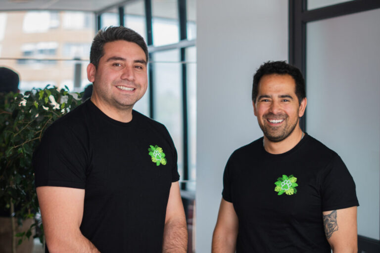 Emprendedores desarrollan JunglApp, una aplicación que busca conectar a vecinos con servicios para sus mascotas