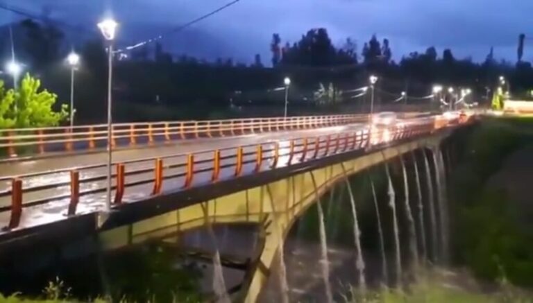 Puente Alto: intensas lluvias provocan desprendimiento de pavimento en avenida Concha y Toro